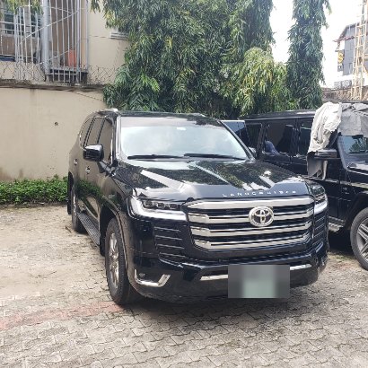 Upgraded Land Cruiser and G-Class parked side by side