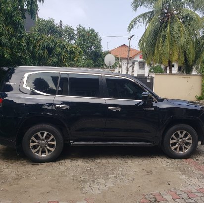 Side profile of an upgraded black Toyota Land Cruiser LC300